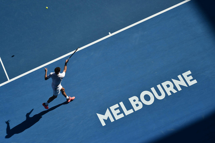 Federer menyelesaikan set pertama dengan mudah. Dia membuat empat break point kemudian berlanjut dengan dipaksa menjalani tie break pada set kedua. Set ketiga Federer menang dengan skor 6-2.