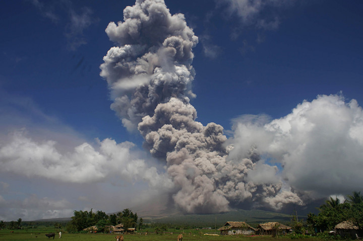 Gunung Mayon yang merupakan gunung api paling aktif di Filipina, mengeluarkan gumpalan asap dari lahar, abu, dan uap ke langit.