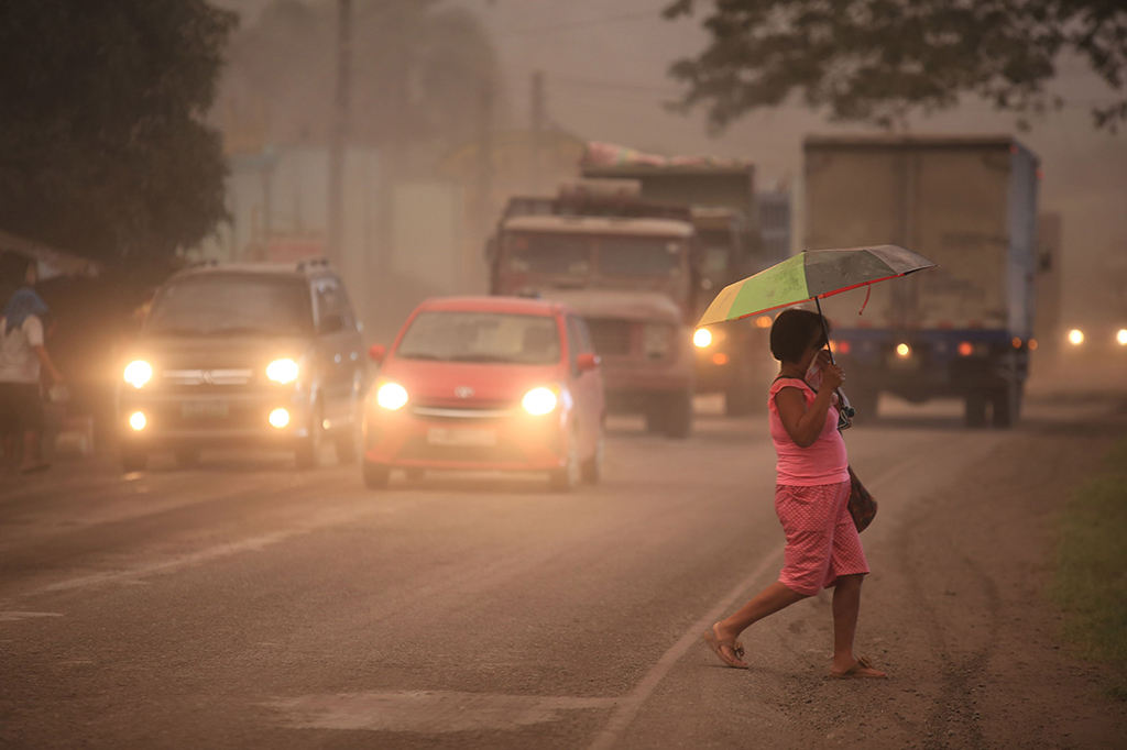 Letusan yang terjadi pada siang hari itu mengirimkan lahar super panas dan awan panas turun dari Gunung Mayon dan menyelimuti desa sekitarnya dengan kegelapan.