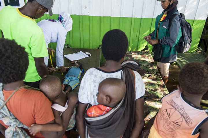 Petugas kesehatan memberikan perawatan kepada sejumlah anak penderita gizi buruk dari kampung Warse, Distrik Jetsy di RSUD Agats, Kabupaten Asmat, Papua.