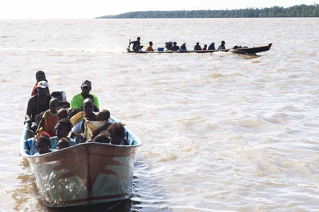 Warga kampung Warse, Distrik Jetsy menumpang perahu menuju pelabuhan Misi, Agats, Kabupaten Asmat, Papua. Sebanyak 15 anak di evakuasi menuju RSUD Agats untuk diberikan perawatan dan pengobatan. 
