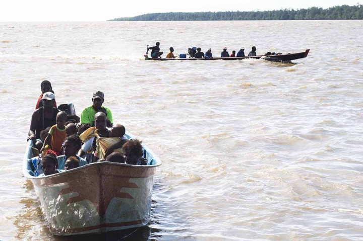 Warga kampung Warse, Distrik Jetsy menumpang perahu menuju pelabuhan Misi, Agats, Kabupaten Asmat, Papua. Sebanyak 15 anak di evakuasi menuju RSUD Agats untuk diberikan perawatan dan pengobatan. 