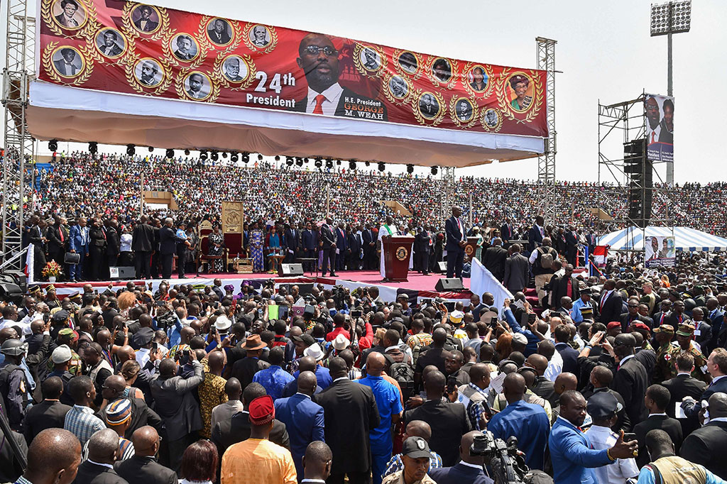 Upacara pelantikan berlangsung di sebuah stadion olahraga di dekat ibu kota Liberia, Monrovia, yang dipadati warga. Massa antre sejauh puluhan kilometer untuk mencapai stadion tersebut. Mereka menari dan mengibarkan bendera Liberia.