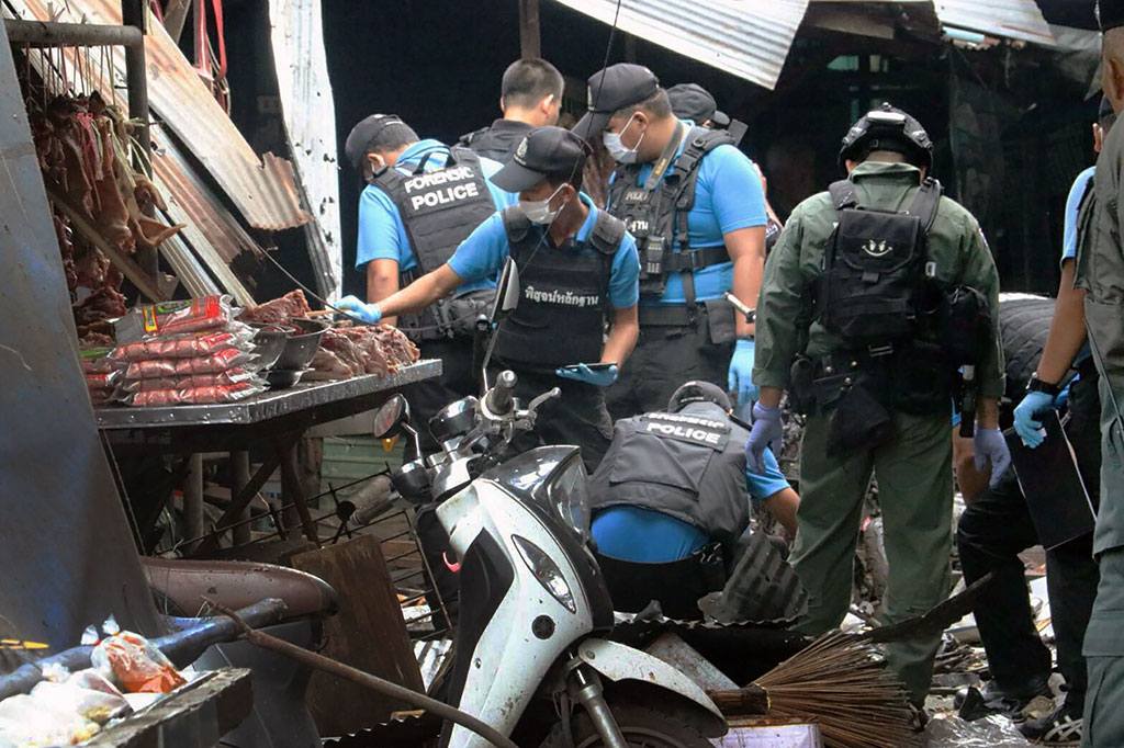 Bom sepeda motor yang diletakkan di samping gerobak pasar meledak dan mengakibatkan tiga orang tewas sementara 22 lainnya luka-luka.