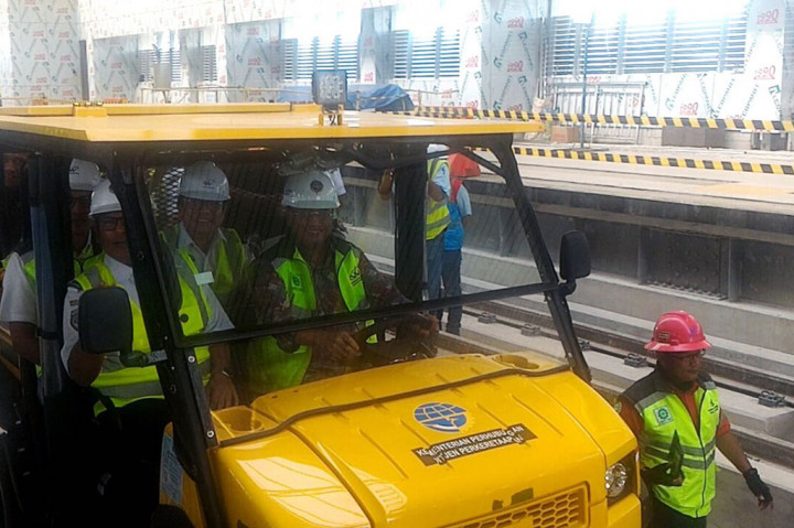Menteri Perhubungan Budi Karya Sumadi saat meninjau proyek Light Rapid Transit (LRT) Palembang di Stasiun OPI, Senin, 22 Januari 2018. 