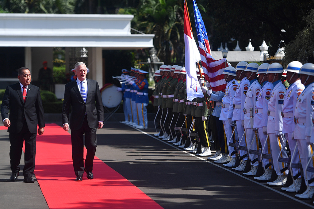 Menteri Pertahanan Ryamizard Ryacudu bertemu Menteri Pertahanan Amerika Serikat James Mattis di kantor Kementerian Pertahanan, Jakarta. ANTARA/Sigid Kurniawan
