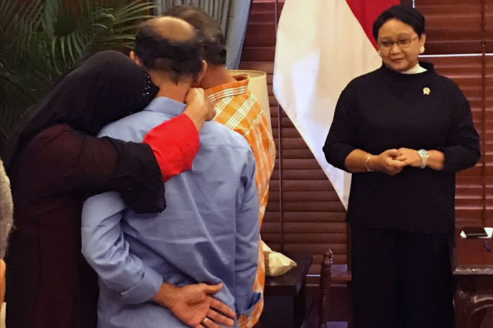 Pada kesempatan tersebut Menlu Retno menjelaskan pentingnya peran dan dukungan TNI serta BIN dalam upaya pembebasan dua sandera WNI dari Filipina Selatan tersebut.