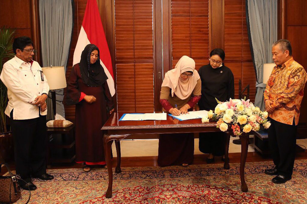 Menlu Retno Marsudi dua WNI sandera kelompok bersenjata Abu Sayyaf kepada keluarga masing-masing di Kementerian Luar Negeri, Jakarta, Selasa, 23 Januari 2018.