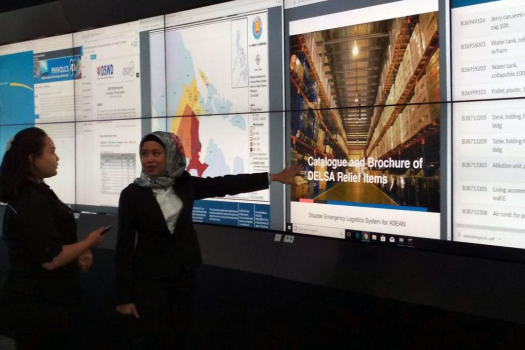 Tak hanya monitoring, AHA Centre juga memberikan bantuan perlengkapan yang disimpan dalam gudang mereka di Subang, Malaysia. Berbagai macam barang yang disimpan, seperti tenda, generator, perahu kecil, kemah keluarga, peralatan untuk keluarga, bahkan alat penjernih air juga masuk dalam daftar barang yang diberikan ke kemah-kemah pengungsian warga yang terkena bencana.