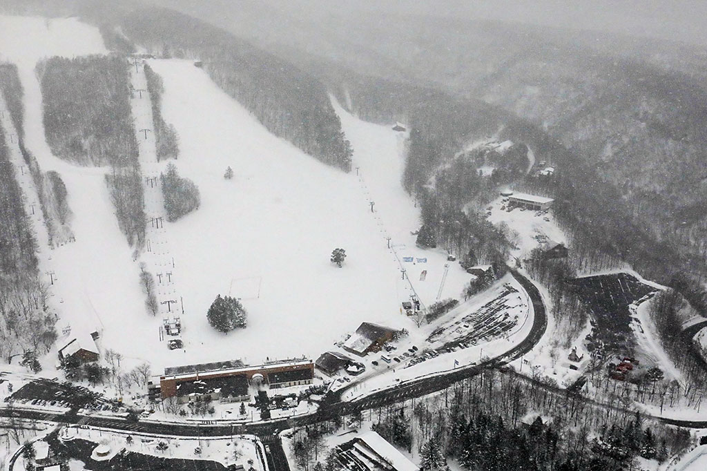 Gambar yang menunjukkan pemandangan udara dari sebuah resor ski di Kota Kusatsu, Prefektur Gunma pada Selasa, 23 Januari 2018.