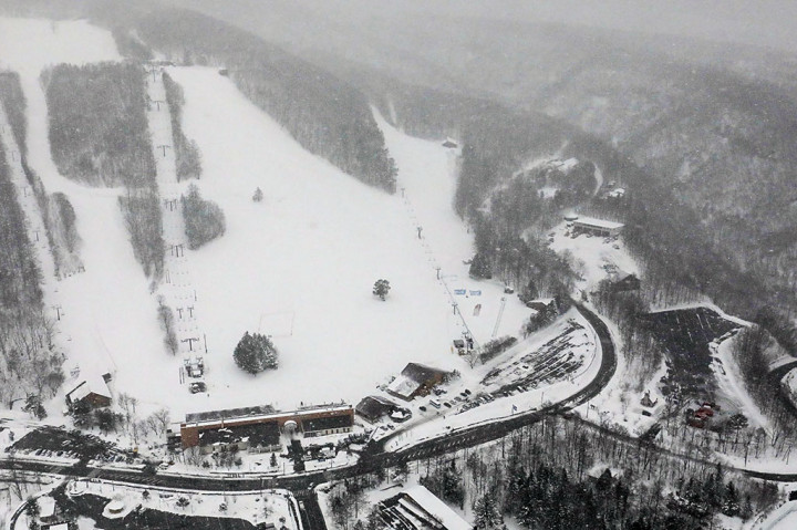Gambar yang menunjukkan pemandangan udara dari sebuah resor ski di Kota Kusatsu, Prefektur Gunma pada Selasa, 23 Januari 2018.