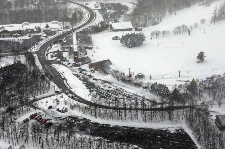 Longsoran salju yang dipicu meletusnya gunung berapi di dekat resor ski di Kota Kusatsu mengakibatkan seorang tentara Jepang tewas. Korban tewas setelah terperangkap dalam longsoran salju. Sementara itu enam rekan korban yang tengah mengikuti misi pelatihan di gunung tersebut berhasil diselamatkan.