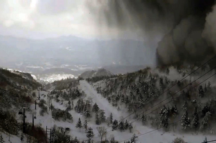 Kusatsu-Shirane, gunung berapi setinggi 2.160 meter, meletus pada Selasa pagi, kata Badan Meteorologi Jepang (JMA). Badan tersebut memperingatkan bahwa letusan lebih lanjut tidak dapat diabaikan dan bahwa bebatuan dapat terlempar sejauh dua kilomter dari puncaknya.