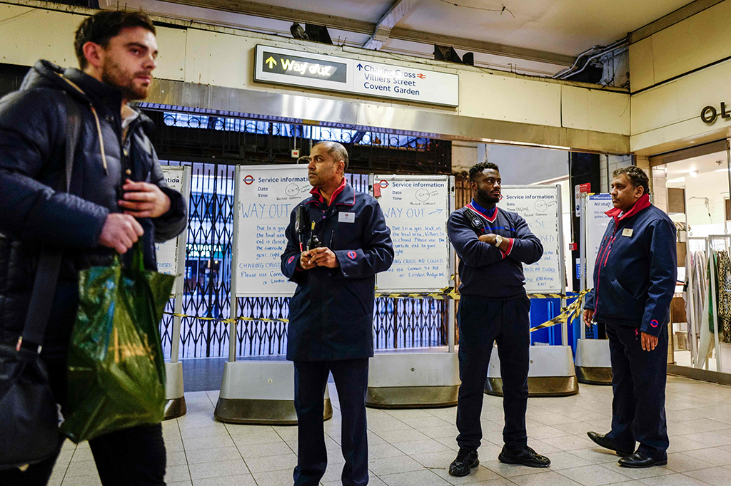Petugas darurat masih menangani situasi ini. Otoritas Jaringan Perkeretaapian Inggris menyatakan pemblokiran dan penutupan jalan diberlakukan di kawasan tersebut. 
