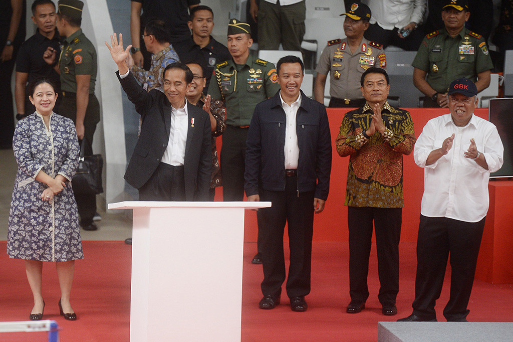 Presiden Joko Widodo, didampingi sejumlah menteri kabinet kerja melambaikan tangan usai meresmikan Istora Senayan di Jakarta.