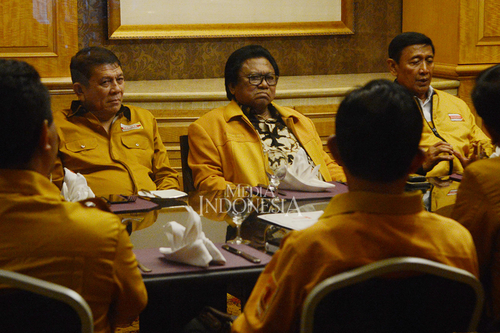 Ketua Dewan Pembina Wiranto duduk bersama dengan kedua Ketua Umum Partai Hanura, Oesman Sapta Odang (kiri) dan Daryatmo pada pertemuan tertutup di di Hotel Ritz Carlton, Mega Kuningan, Jakarta Selatan.