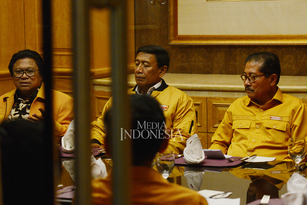 Pertemuan tertutup Ketua Dewan Pembina Partai Hanura Wiranto dengan kedua kubu yang sedang berkonflik ini dalam rangka penyelesaian masalah yang ada dalam partai Hanura.