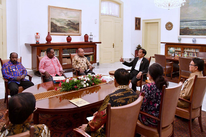 Usai pertemuan dengan Gubernur Papua Lukas Enembe, Bupati Asmat Elisa Kambu, dan Bupati Nduga Yairus Gwijangge ke Istana Bogor, Jawa Barat, Presiden Joko Widodo meminta ada penanganan jangka menengah dalam mengatasi Kejadian Luar Biasa (KLB) campak dan gizi buruk di kabupaten Asmat, Papua.