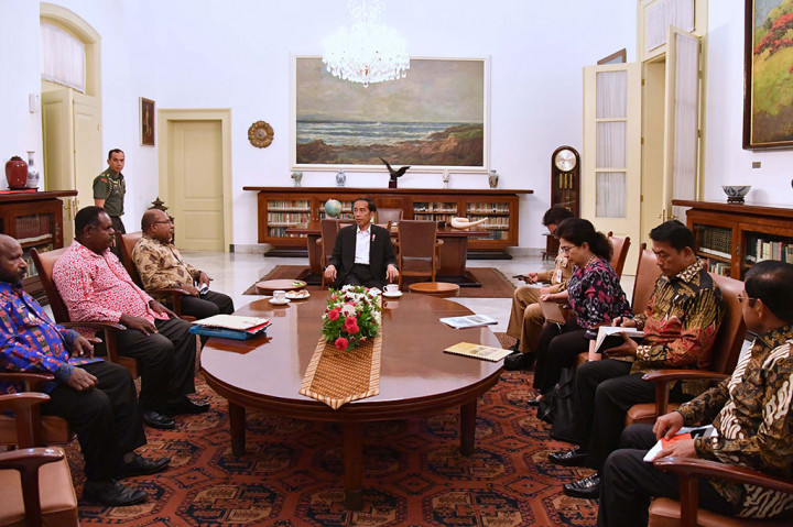 Sementara Bupati Asmat Elisa Kambu menyatakan beberapa lembaga seperti Kementerian Sosial, Mabes TNI, Kantor Sekretariat Presidenan, Kemendagri ditambah dengan Kepolisian telah memback up Pemda kabupaten Asmat dan  sudah melakukan operasi bersama. 