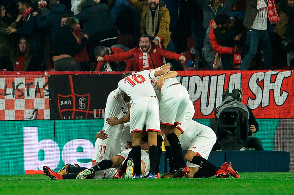 Sevilla membuka keunggulan saat pertandingan baru berlangsung 23 detik lewat sepakan voli bek Sergio Escudero menyambut umpan silang Pablo Sarabia.