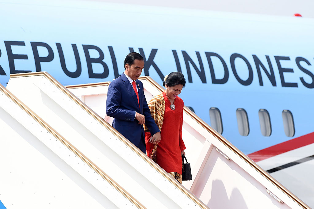 Presiden Joko Widodo menggandeng erat tangan Ibu Negara Iriana Joko Widodo saat menuruni tangga Pesawat Kepresidenan RI-1 di Bandara Internasional Bandaranaike, Katunayake, Sri Lanka, Rabu, 24 Januari 2018.