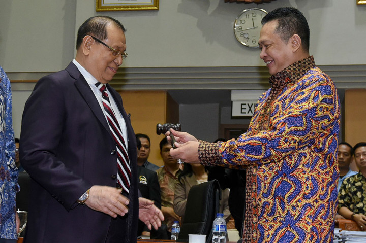 Ketua Komisi III DPR Kahar Muzakir (tengah) menerima palu sidang dari mantan Ketua Komisi III Bambang Soesatyo saat pelantikan di Kompleks Parlemen, Senayan, Jakarta, Rabu, 24 Januari 2018.