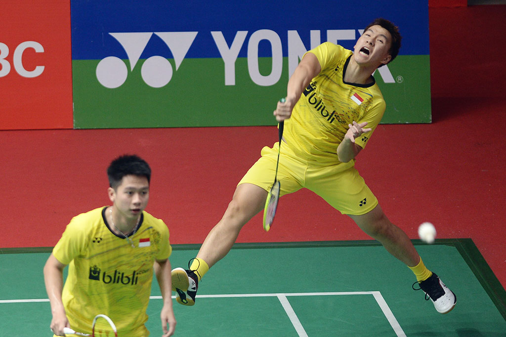 Marcus Fernaldi Gideon (kanan) melancarkan smes ke arah lawannya pasangan Thailand Tinn Isriyanet dan Kittisak Namdash pada babak pertama Indonesia Master di Istora Senayan, Jakarta, Rabu, 24 Januari 2018.