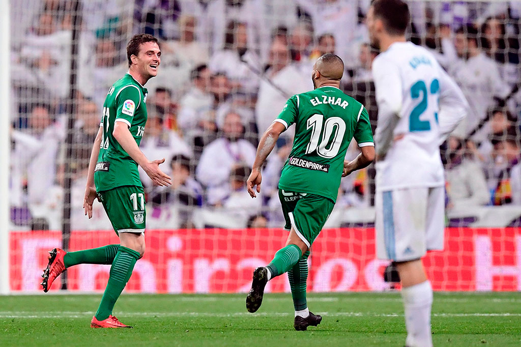 Tuan rumah justru tertinggal terlebih dahulu lewat gol Javier Eraso. Gol berawal dari kesalahan Nacho Fernandez dalam mengontrol bola yang kemudian dikuasai Javier Eraso. Eraso kemudian melepaskan tembakan keras dari luar kotak penalti yang gagal diantisipasi Kiko Casilla. Agregat menjadi 1-1.