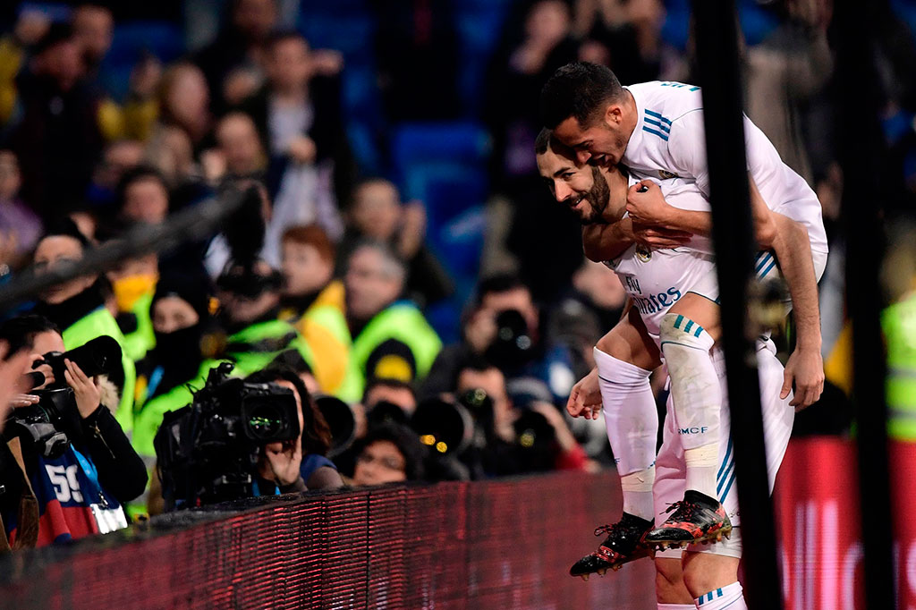 Benzema melakukan selebrasi bersama Luvas Vazquez.