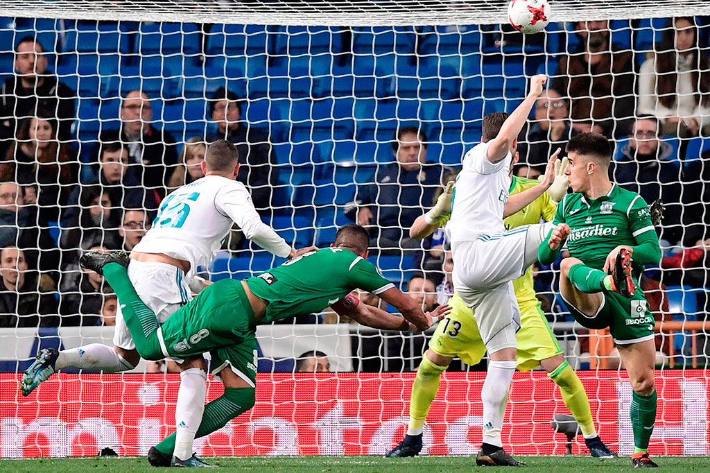 Tandukan Gabriel Appelt menyambut sepak pojok Eraso pada menit ke-55 membawa Leganes memimpin 2-1.