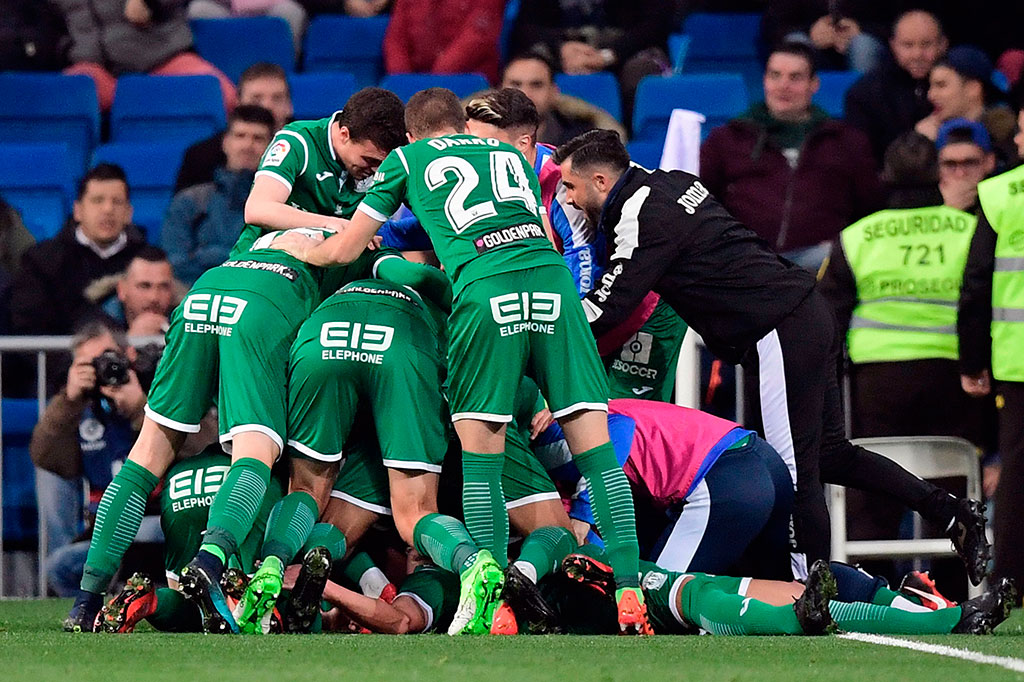 Gol Appelt disambut gembira rekan-rekan setimnya.