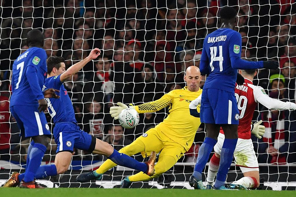 Gelandang Granit Xhaka berubah menjadi predator 15 menit setelah turun minum lewat penyelesaian dari jarak dekat untuk menjebol gawang Willy Caballero.  