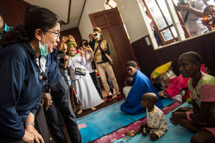 Menkes berbincang dengan orang tua anak pasien campak dan gizi buruk di Aula Gereja Protestan, Agats, Kabupaten Asmat.