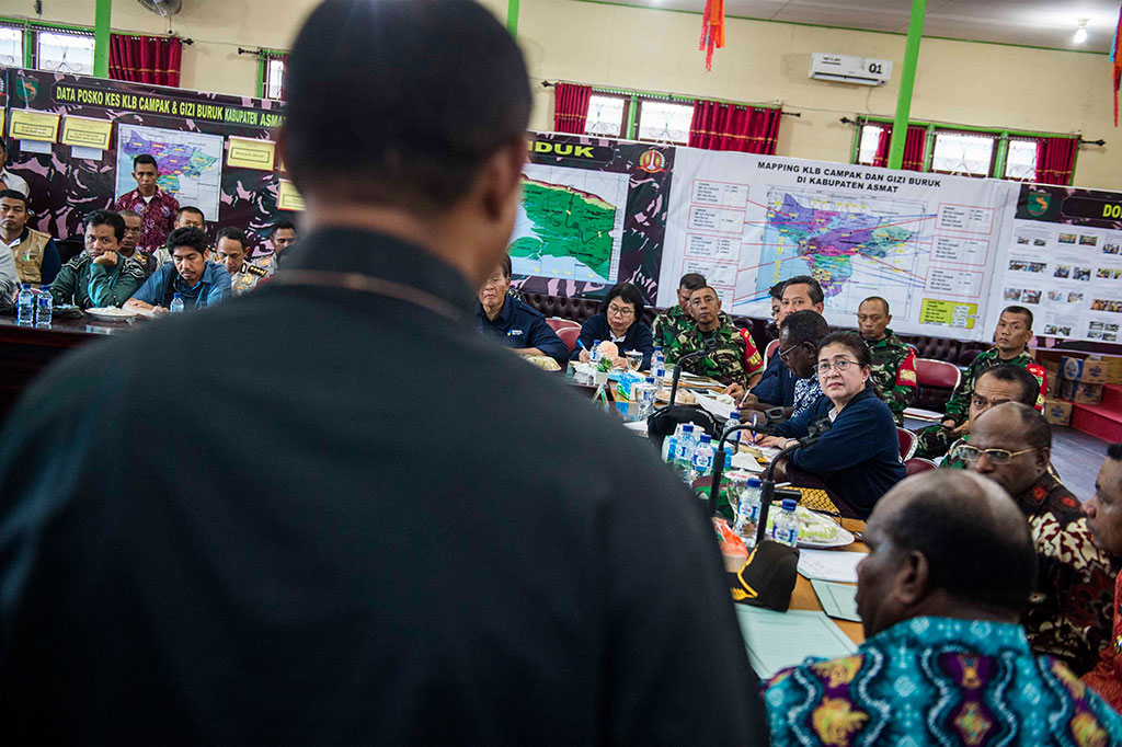 Menkes berdialog dengan pejabat terkait saat kunjungan kerja di Agats, Kabupaten Asmat.