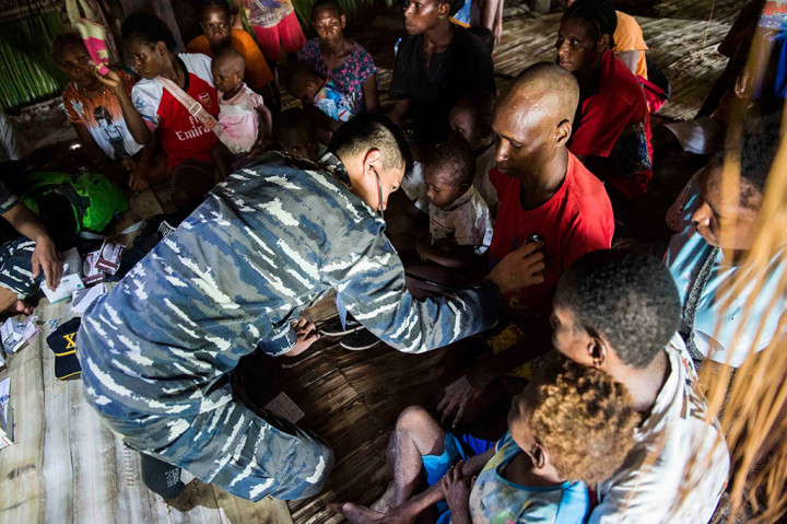 Sementara itu, penanganan pasien campak dan gizi buruk di Asmat terus dilakukan. Dokter TNI Al Lantamal XI Marauke yang tergabung dalam Satgas Kesehatan TNI, bersama relawan memeriksa kesehatan warga Birak di rumah adat Bujang di Distrik Jetsy, Kabupaten Asmat, Pemeriksaan tersebut untuk menanggulangi wabah penyakit campak dan gizi buruk di daerah itu.
