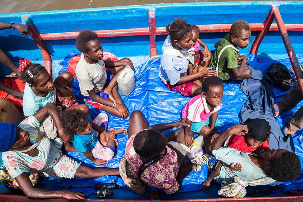 Keuskupan Agats bersama tim asistensi mengkoordinir warga yang terdampak gizi buruk, campak, malaria dan muntah darah untuk dibawa ke RSUD Agats untuk dilakukan pemeriksaan oleh tim dokter. 