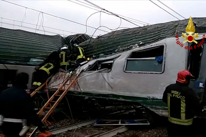 Petugas pemadam kebakaran berusaha mencari penumpang yang terjebak di dalam gerbong kereta api yang tergelincir di wilayah Segrate, pinggiran Kota Milan, Kamis, 24 Januari 2018.