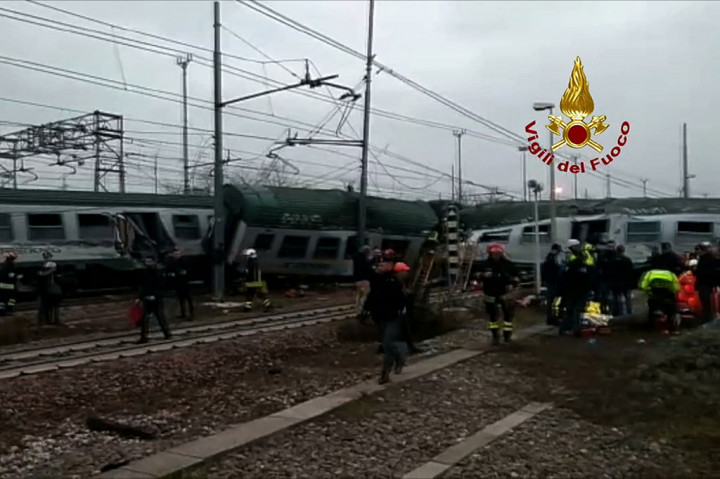 Sedikitnya dua orang tewas, 10 luka serius, dan sekitar 100 lainnya menderita luka ringan akibat kecelakaan yang terjadi sekitar pukul 07:00 waktu setempat tersebut.