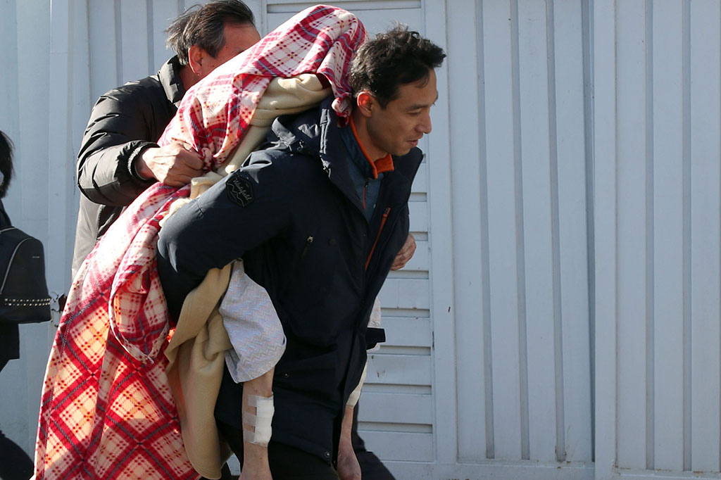 Semua pasien dan penghuni panti jompo yang berada di gedung utama telah dievakuasi.