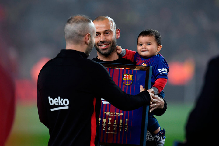 Sebelum laga dimulai, Barca mengucapkan selamat jalan kepada pemain serba bisa asal Argentina Javier Mascherano, yang akan bergabung ke Heibei China Fortune.