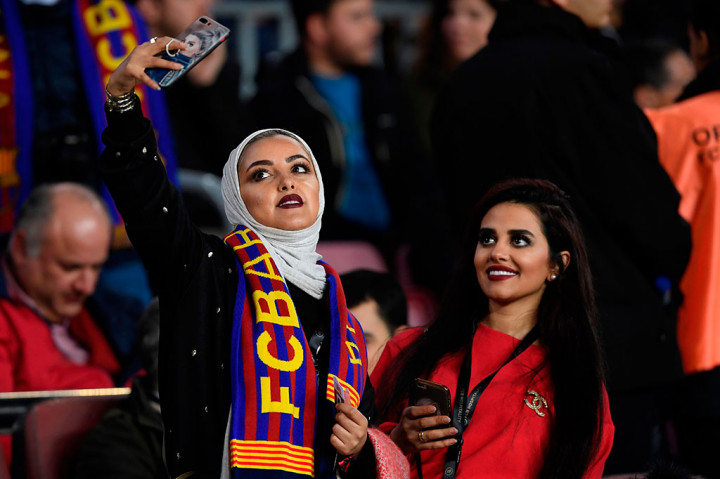 Suporter Barca berfoto selfie di sela-sela laga.