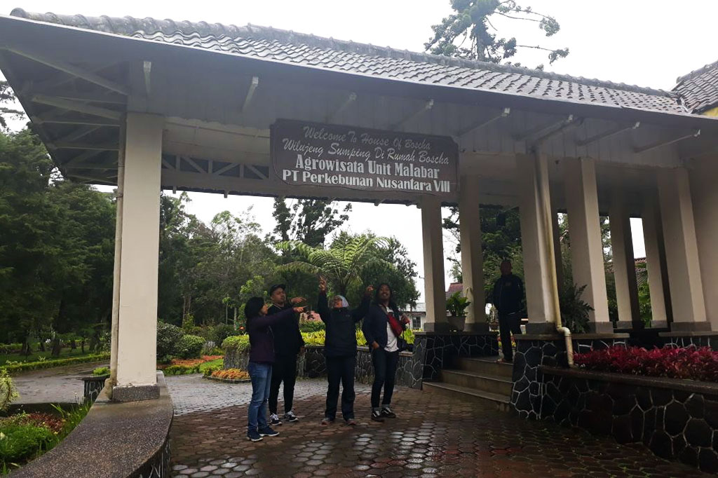 Pengunjung berada di depan rumah Bosscha yang berada di tengah perkebunan teh Malabar, Pangalengan, Kabupaten Bandung.