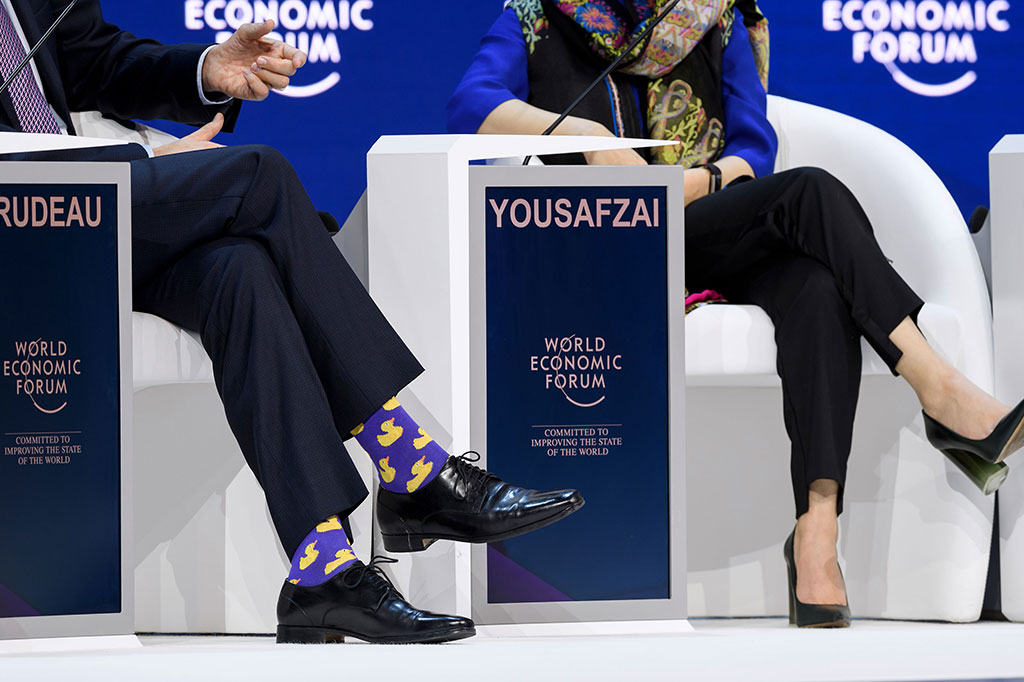 Trudeau mengenakan sepasang kaus kaki warna ungu dengan motif bebek warna kuning.