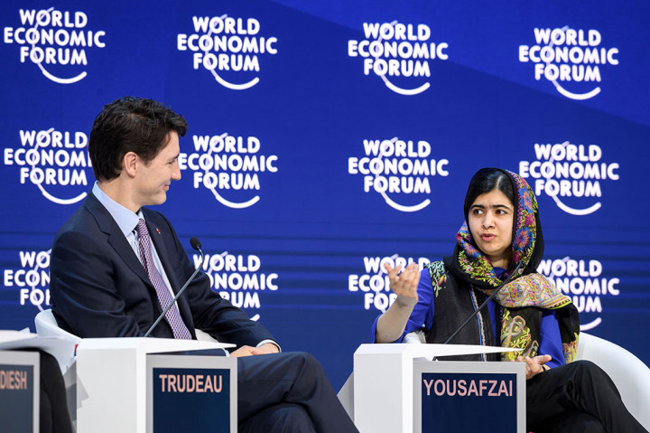 Momen tersebut terlihat saat pria berusia 54 tahun tersebut berbincang dengan peraih Hadiah Nobel Perdamaian asal Pakistan, Malala Yousafzai.