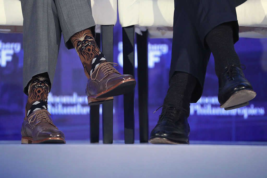 Trudeau mengenakan kaus kaki bergambar chewbacca saat ambil bagian dalam sebuah panel di Forum Bisnis Global Bloomberg pada 20 September 2017 di New York City.
