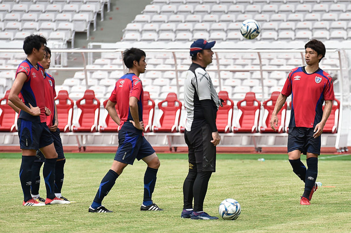 Pesepak bola FC Tokyo melakukan latihan ringan saat uji coba lapangan di Stadion Utama Gelora Bung Karno, Senayan, Jakarta, Jumat, 26 Januari 2018.