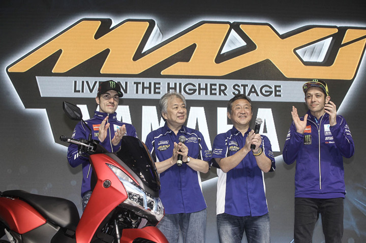 Presiden Direktur PT Yamaha Indonesia Motor Manufacturing (YIMM) Minoru Morimoto (ketiga kiri) bersama Executive Vice President YIMM Dyonisius Beti (kedua kiri) dan dua pembalap Movistar Yamaha MotoGP Valentino Rossi (kanan) dan Maverick Vinales saat peluncuran motor Yamaha Lexi di Jakarta.