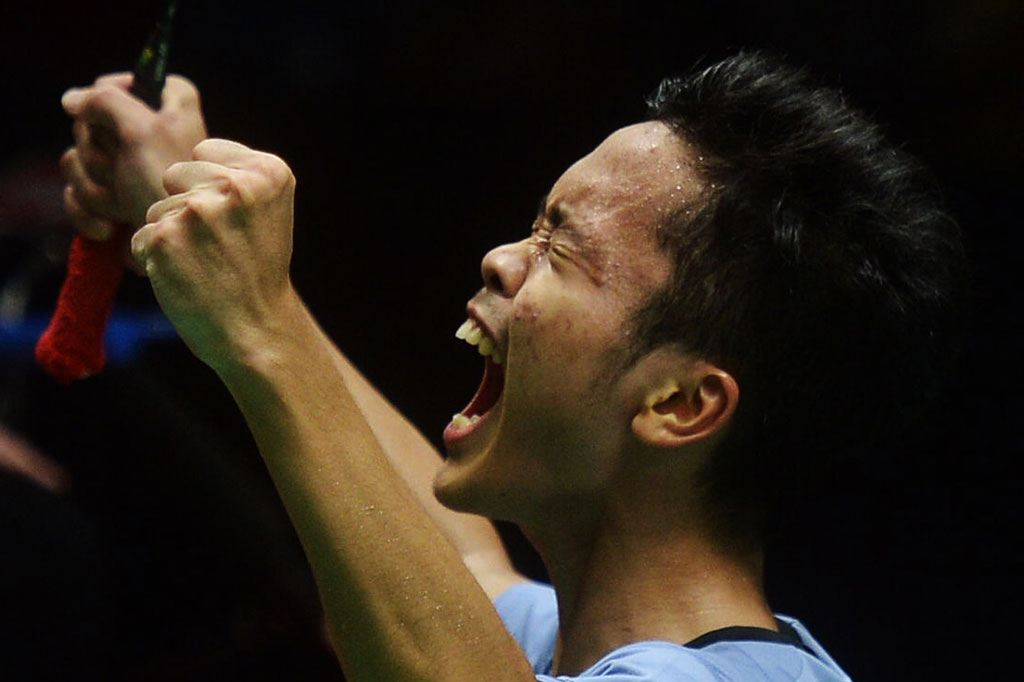 Pebulu tangkis Indonesia Anthony Sinisuka Ginting meluapkan kegembiraannya usai mengalahkan unggulan ketiga asal Tiongkok Chen Long dalam babak perempat final Indonesia Masters 2018 di Istora Senayan, Jakarta, Jumat, 26 Januari 2018. ANTARA FOTO/Akbar Nugroho Gumay