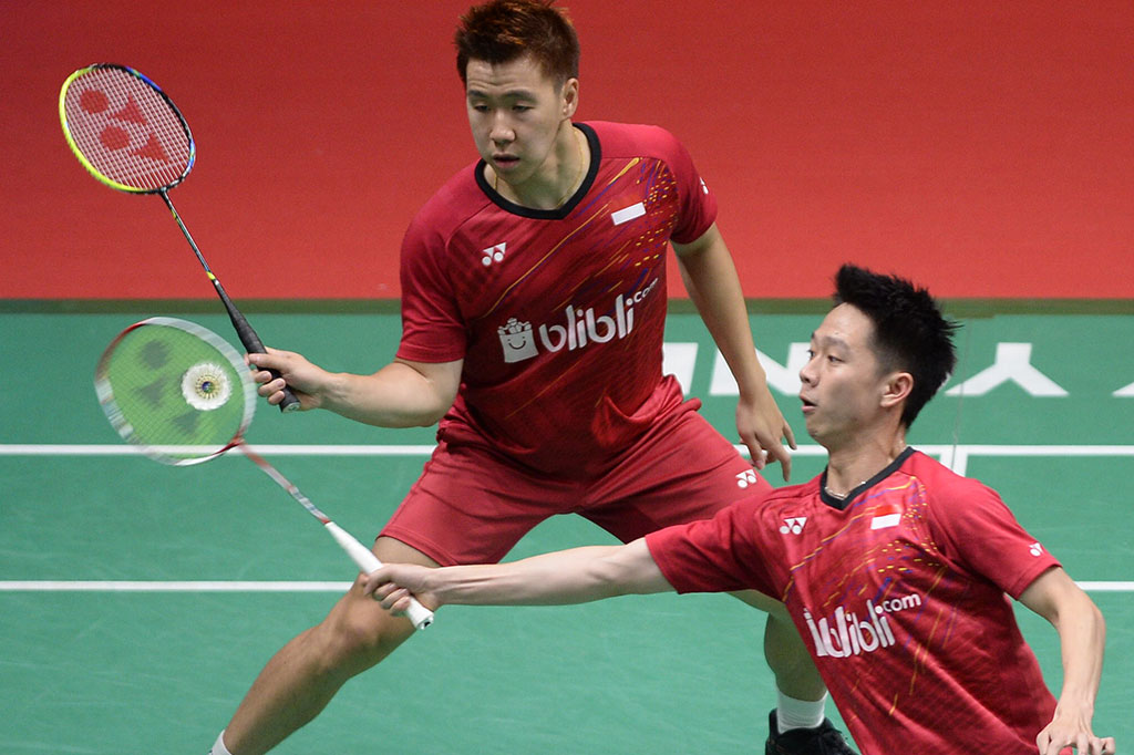 Sementara itu ganda putra unggulan pertama asal Indonesia Kevin Sanjaya Sukamuljo dan Marcus Fernaldi Gideon juga melangkah ke semifinal usai mengalahkan pasangan asal Taiwan Chen Hung Ling dan Wang Chi Ling dalam tiga gim 20-22, 21-14 dan 21-14. ANTARA FOTO/Akbar Nugroho Gumay