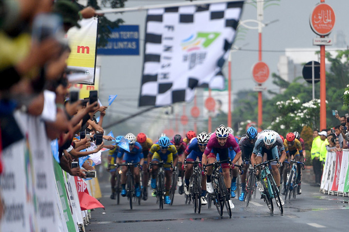 Sejumlah pembalap memacu sepedanya saat akan memasuki garis finis etape kedua Tour de Indonesia 2018 di Mojokerto, Jawa Timur, Jumat, 26 Januari 2018.